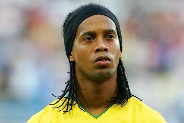 周琦扭伤膝盖痛苦倒地 被担架抬出球场